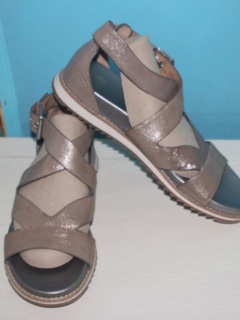 10a   LN LADIES SOFFT STRAPPY SANDALS - 8 1/2 SOFT GOLD